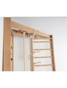 Fa sarkos mászófal kiegészítőkkel – családi sportos sarok otthonra