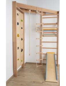 Fa sarkos mászófal kiegészítőkkel – családi sportos sarok otthonra