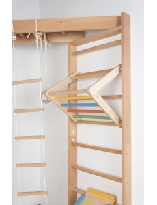Fa sarkos mászófal kiegészítőkkel – családi sportos sarok otthonra